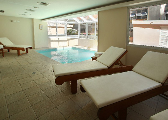 Área da piscina do <strong>Tryp Paulista</strong>, localziado em <a href="https://viajeaqui.abril.com.br/cidades/br-sp-sao-paulo" rel="São Paulo" target="_blank">São Paulo</a>, <a href="https://viajeaqui.abril.com.br/estados/br-sao-paulo" rel="São Paulo" target="_blank">São Paulo</a>