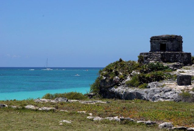 <strong>Tulum</strong><br />Na parte mais alta da costa oriental de Quintana Roo, proporciona aos visitantes panorâmicas de um mar que grita de tanto azul. Tulum flosreceu entre 1200 e 1520, já no período de declínio da civilização maia