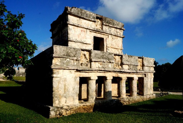 <strong>Tulum</strong><br />O Templo de los Frescos é uma das construções simbólicas da cidade que um dia foi completamente amuralhada em decorrência dos permanentes conflitos entre os governantes maias