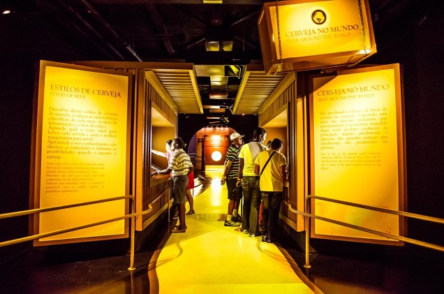 Túneis levam os visitantes a conhecer o processo de fabricação da cerveja
