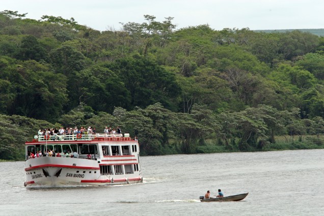 Turismo fluvial em Barra Bonita (SP), cidade à margem do rio Tietê