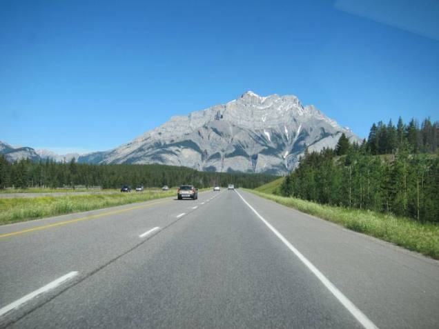 Saindo da cidade de Calgary, em Alberta, Canadá Saindo da cidade de Calgary, em Alberta, Canadá