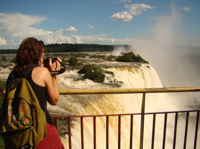 <strong>1. Cataratas do Iguaçu</strong> Turista fotografando o Salto Floriano, lado brasileiro das Cataratas do Iguaçu <strong>1. Cataratas do Iguaçu</strong> Turista fotografando o Salto Floriano, lado brasileiro das Cataratas do Iguaçu