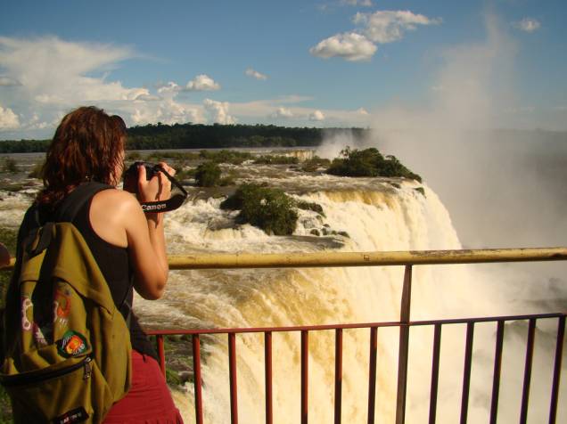 Turista fotografando o Salto Floriano, lado brasileiro