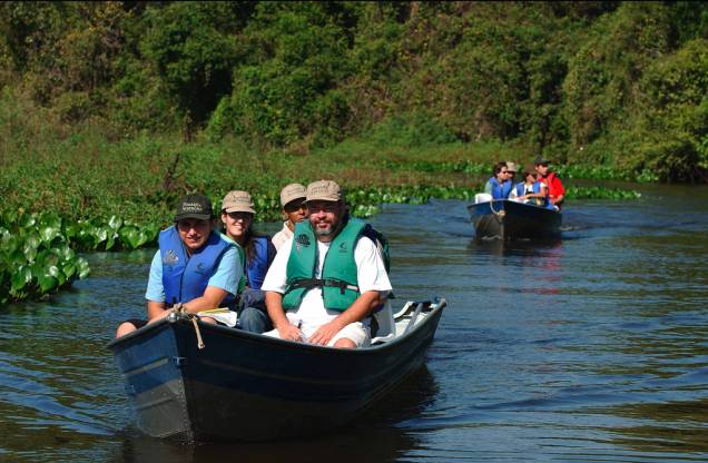 O <strong>passeio de barco</strong> no <a href="http://viajeaqui.abril.com.br/cidades/br-mt-pantanal" rel="Pantanal" target="_self">Pantanal</a> permite percorrer grandes distâncias em busca de jacarés, capivaras e aves aquáticas