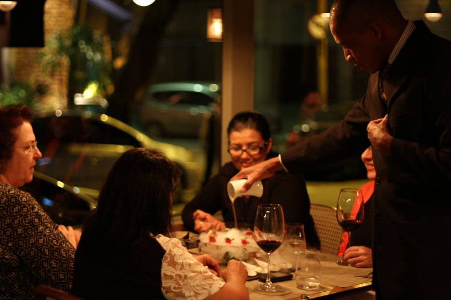 Turistas no restaurante <a href="http://viajeaqui.abril.com.br/estabelecimentos/br-rj-rio-de-janeiro-restaurante-oro" rel="Oro">Oro</a>, no <a href="http://viajeaqui.abril.com.br/estados/br-rio-de-janeiro" rel="Rio de Janeiro">Rio de Janeiro</a>, comandado pelo Chef do Ano Felipe Bronze