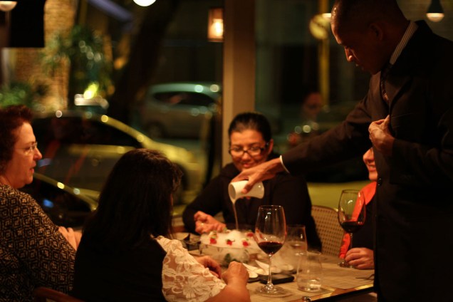 Turistas no restaurante <a href="https://viajeaqui.abril.com.br/estabelecimentos/br-rj-rio-de-janeiro-restaurante-oro" rel="Oro">Oro</a>, no <a href="https://viajeaqui.abril.com.br/estados/br-rio-de-janeiro" rel="Rio de Janeiro">Rio de Janeiro</a>, comandado pelo Chef do Ano Felipe Bronze