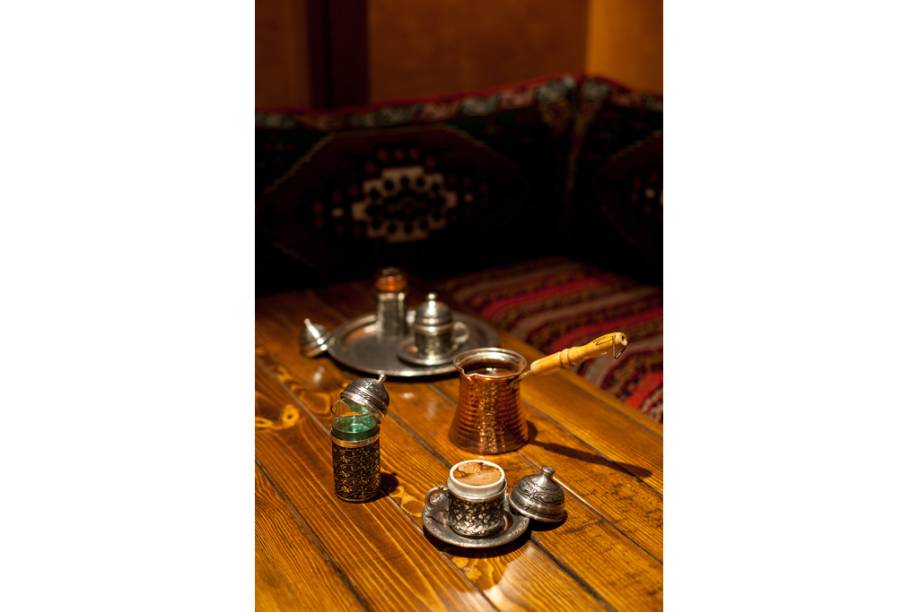 As primeiras <strong>cafeterias</strong> abriram em Constantinopla (atual <a href="https://viajeaqui.abril.com.br/cidades/turquia-istambul" target="_blank">Istambul</a>), na<strong> <a href="https://viajeaqui.abril.com.br/paises/turquia" target="_blank">Turquia</a></strong>, onde serviam o tradicional <strong>café turco</strong> (foto), preparado a partir da moagem mais fina dos grãos. O café deve ser colocado em água fria, para preservar os sabores, dentro da <em>cezve</em> (recipiente desenvolvido especialmente para o café turco). Então a mistura deve ser fervida 3 vezes, tomando o cuidado para não queimar. Após retirar do fogo, espera-se um minuto, quando a borra do café baixa para o fundo da <em>cezve</em> a bebida está pronta para ser servida. Em geral o café turco já é preparado com açúcar e especiarias As primeiras <strong>cafeterias</strong> abriram em Constantinopla (atual <a href="https://viajeaqui.abril.com.br/cidades/turquia-istambul" target="_blank">Istambul</a>), na<strong> <a href="https://viajeaqui.abril.com.br/paises/turquia" target="_blank">Turquia</a></strong>, onde serviam o tradicional <strong>café turco</strong> (foto), preparado a partir da moagem mais fina dos grãos. O café deve ser colocado em água fria, para preservar os sabores, dentro da <em>cezve</em> (recipiente desenvolvido especialmente para o café turco). Então a mistura deve ser fervida 3 vezes, tomando o cuidado para não queimar. Após retirar do fogo, espera-se um minuto, quando a borra do café baixa para o fundo da <em>cezve</em> a bebida está pronta para ser servida. Em geral o café turco já é preparado com açúcar e especiarias