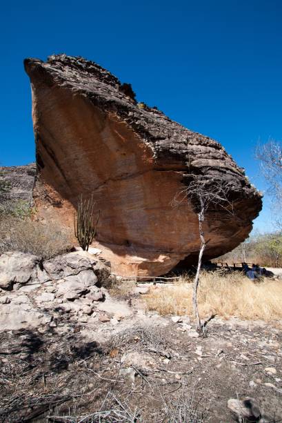 O Parque da Serra da Capivara abriga mais de 1.300 sítios arqueológicos, sendo que 172 estão abertos para visitação e 17 deles têm acesso para cadeirantes. À sombra desta pedrona é possível ver pinturas rupestres de mais de 6 mil anos de idade.
