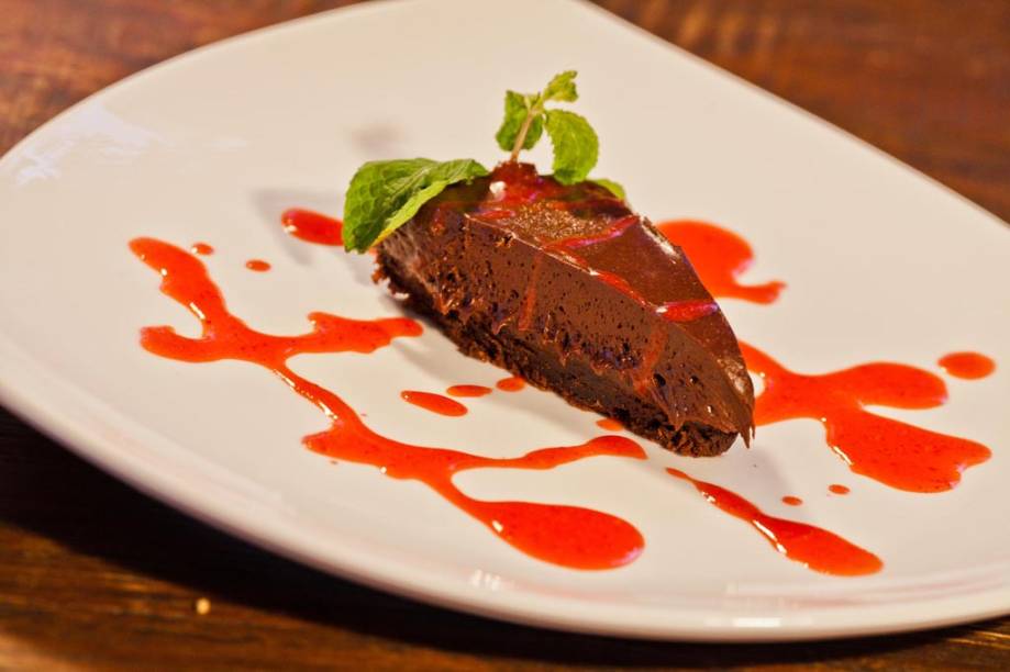 A torta mousse de chocolate com calda de morango é a sugestão de sobremesa no almoço do <a href="https://viajeaqui.abril.com.br/estabelecimentos/br-df-brasilia-restaurante-unanimita" rel="Unanimità"><strong>Unanimità</strong></a>, na Brasília Restaurant Week
