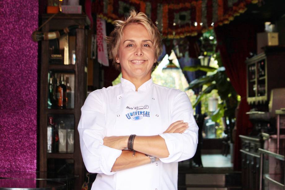Mara Alcamim, a chef do Universal Diner, apaixonou-se pela gastronomia ao viajar para Nova York para fazer um curso de fotografia. Hoje, ela faz do hobby de cozinhar a sua profissão