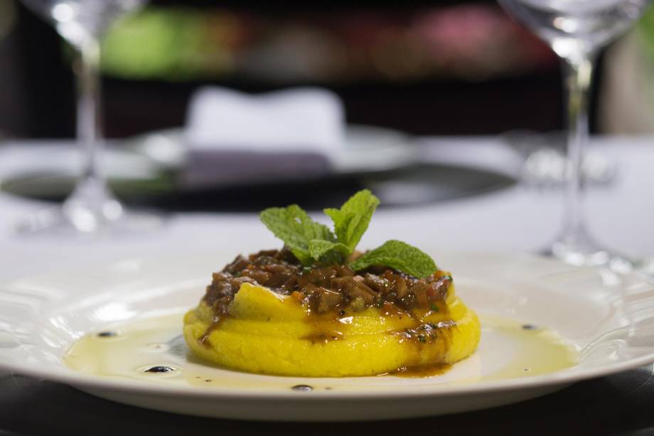 Polenta italiana com ragu de cordeiro do restaurante Universal Diner