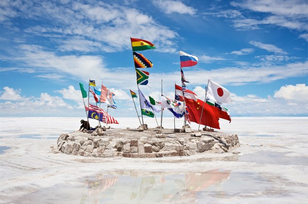Um dos pontos de parada no Salar do Uyuni é um hotel de sal desativado - ali ficam bandeiras rotas de vários países, deixadas na ilhota improvisada por visitantes do mundo inteiro