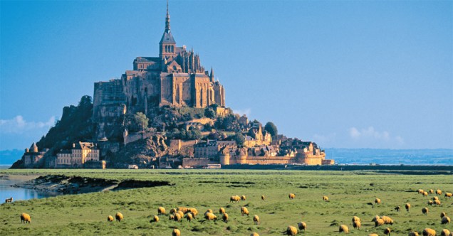 O Monte Saint-Michel, na Normandia, em um raro dia de céu azul