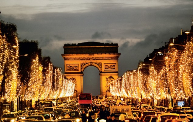 O Arco do Triunfo é um dos pontos de destaque da famosíssima Champs Élysées, em Paris