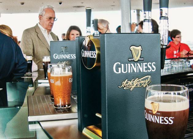 Na Guinness Storehouse, um literal mergulho na história da bebida mais celebrada da Irlanda mundialmente 