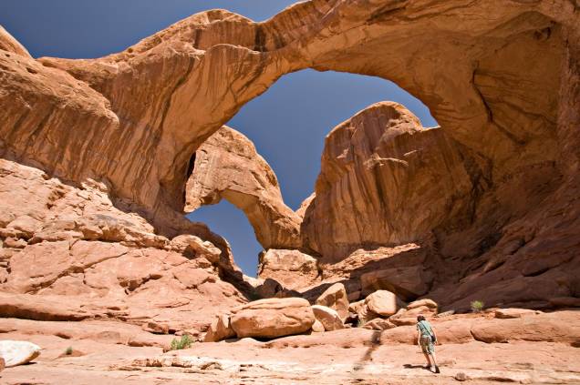 <strong>5. Arches National Park em Utah, <a href="http://viajeaqui.abril.com.br/paises/estados-unidos" rel="Estados Unidos" target="_blank">Estados Unidos</a></strong>                                                Se o deserto de Utah fosse cenário para o mais novo filme de Mad Max, ali seriam filmadas as cenas da gangue de motoqueiros Rock Riders, que protegem um cânion de rochas arqueadas a leste da citadela