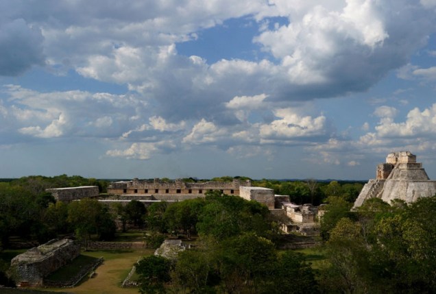 <strong>Uxmal</strong><br />A 78 quilômetros de Mérida, na Península de Yucatán, Uxmal exibe um dos exemplos mais extraordinários de arquitetura maia, conhecida como estilo Puuc. É Patrimônio Mundial pela Unesco desde 1996