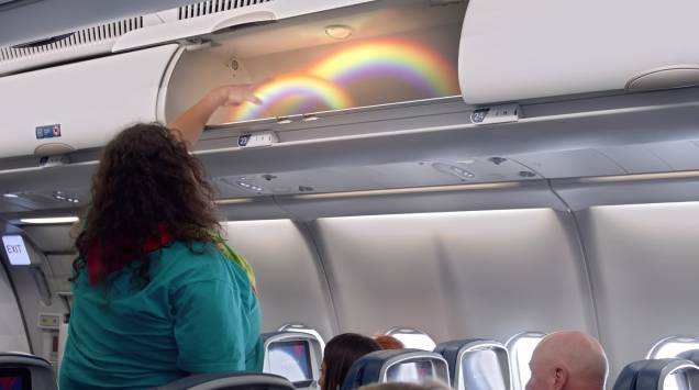 <strong>Double Rainbow Guy</strong>Tem até lutador de MMA entre os memes. Paul "Bear" Vasquez é o protagonista do <a href="https://www.youtube.com/watch?v=OQSNhk5ICTI" rel="vídeo que ele mesmo publicou em 2010" target="_blank">vídeo que ele mesmo publicou em 2010</a>. Em três minutos, Vasquez mostra seu arrebatamento frente a um arco-íris duplo. Ele chega a chorar de emoção. Só faltou ele dizer <a href="https://www.youtube.com/watch?v=9TOVwOuCR5E" rel=""é deus, mamãe"" target="_blank">"é deus, mamãe"</a> <strong>Double Rainbow Guy</strong>Tem até lutador de MMA entre os memes. Paul "Bear" Vasquez é o protagonista do <a href="https://www.youtube.com/watch?v=OQSNhk5ICTI" rel="vídeo que ele mesmo publicou em 2010" target="_blank">vídeo que ele mesmo publicou em 2010</a>. Em três minutos, Vasquez mostra seu arrebatamento frente a um arco-íris duplo. Ele chega a chorar de emoção. Só faltou ele dizer <a href="https://www.youtube.com/watch?v=9TOVwOuCR5E" rel=""é deus, mamãe"" target="_blank">"é deus, mamãe"</a>