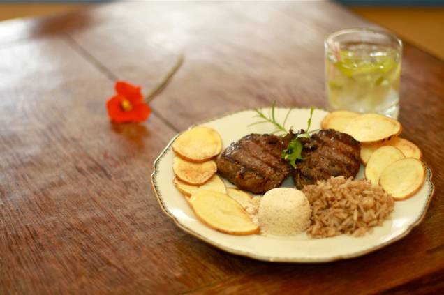 Bife à Oswaldo Aranha, do Bistrô da Valéria Bife à Oswaldo Aranha, do Bistrô da Valéria