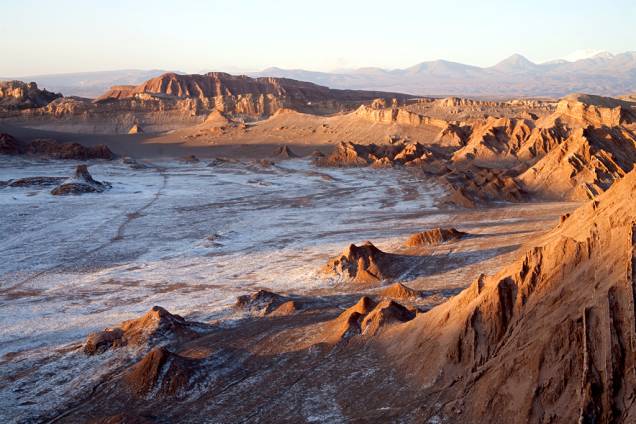 Um dos passeios mais populares no deserto do Atacama é o <a href="http://viajeaqui.abril.com.br/estabelecimentos/chile-san-pedro-de-atacama-atracao-valle-de-la-luna-e-valle-de-la-muerte">Vale da Lua</a>, uma região que fica na Cordilheira de Sal, a 17 quilômetros de San Pedro. Não há como não se impressionar com as formações de areia, sal e rochas, esculpidas pela ação do vento e das águas, numa região que já foi o fundo do mar. A maioria das pessoas embarca em passeios oferecidos pelas agências de San Pedro para chegar até aqui, mas é possível fazer o passeio de bicicleta, já que o trajeto não é difícil. Os turistas fazem caminhadas curtas para apreciar a paisagem, mas há diversas áreas com restrição de acesso, pois a Nasa realiza estudos de uma bactéria que sobrevive neste inóspito terreno