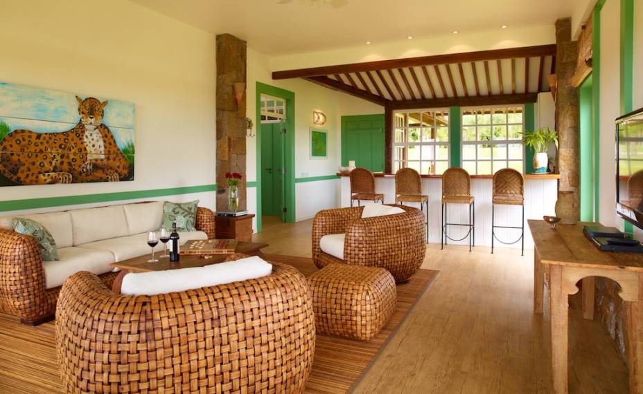 Sala e cozinha do Lake Villas Charm Hotel, em Amparo - SP
