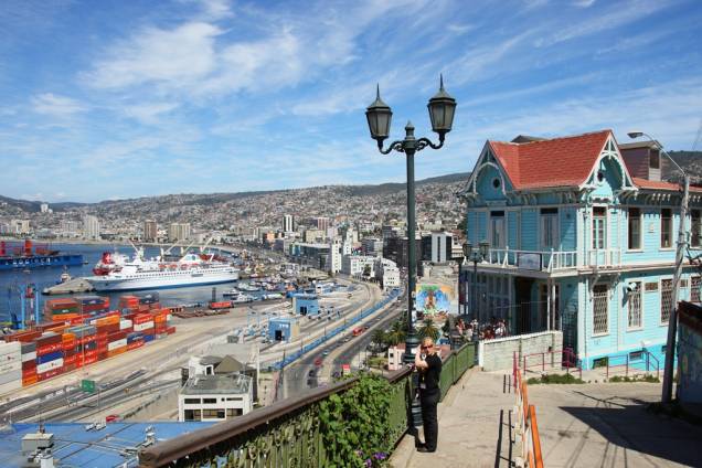 Vista geral da zona portuária de Valparaíso, no Chile: vale a pena dar uma esticadinha até a cidade, onde rola uma festona de Réveillon