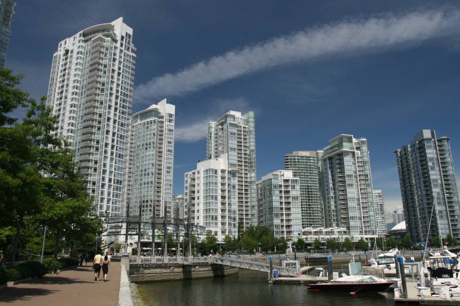 <a href="https://viajeaqui.abril.com.br/cidades/canada-vancouver" rel="Vancouver, Canadá"><strong>Vancouver, Canadá</strong></a> - Em 2010, Vancouver foi eleita, pela segunda vez consecutiva, a melhor cidade para caminhar no Canadá segundo a revista up! Magazine. A primeira razão para o título é geográfica. Cercada por montanhas e mar, a cidade simplesmente não tem pra onde se expandir. Em segundo lugar, a disponibilidade e acessibilidade do transporte público, além de calçadas largas, que tornam o deslocamento a pé mais fácil. Não à toa, cerca de 40% da população dispensa carro e vai ao trabalho caminhando. Na foto, o passeio Yaletown Waterfront <a href="https://viajeaqui.abril.com.br/cidades/canada-vancouver" rel="Vancouver, Canadá"><strong>Vancouver, Canadá</strong></a> - Em 2010, Vancouver foi eleita, pela segunda vez consecutiva, a melhor cidade para caminhar no Canadá segundo a revista up! Magazine. A primeira razão para o título é geográfica. Cercada por montanhas e mar, a cidade simplesmente não tem pra onde se expandir. Em segundo lugar, a disponibilidade e acessibilidade do transporte público, além de calçadas largas, que tornam o deslocamento a pé mais fácil. Não à toa, cerca de 40% da população dispensa carro e vai ao trabalho caminhando. Na foto, o passeio Yaletown Waterfront