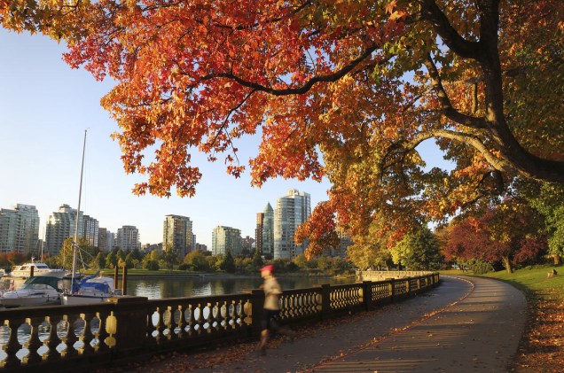 Em Vancouver, as folhas avermelhadas das tardes de outono dão animam os praticantes de esportes no Stanley Park