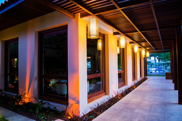 Varanda do restaurante do Jatiúca Resort, em Maceió, Alagoas<a href="https://www.booking.com/hotel/br/jatiuca-resort-flat.html?aid=332455&label=viagemabril-guiaquatrorodas" target="_blank"><em>Booking.com: veja os preços deste resort e faça sua reserva</em></a>