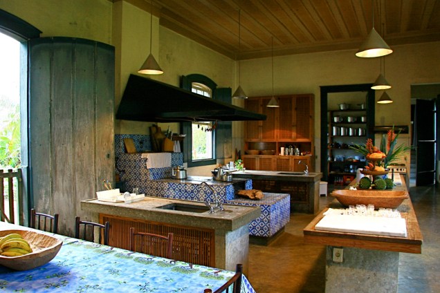 A charmosa cozinha, decorada com ladrilhos portugueses, tem fogão à lenha