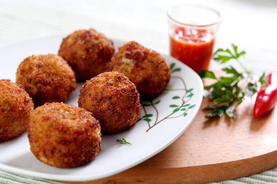 <strong>Veloso Bar</strong>O tira-gosto que concorre ao concurso Comida di Buteco é o <strong>Bolinho de Arroz da Vovó</strong> - bolinhos de arroz com linguiça defumada, queijo e temperos. <br /><strong>Onde:</strong> Rua Conceição Veloso, 54, Vila Mariana – Tel. (11) 5572-0254<br /><strong>Horário de funcionamento:</strong> terça a sexta, das 17h30 à 0h. Sábado, das 12h45 à 0h. Domingo, das 16h às 22h. <strong>Veloso Bar</strong>O tira-gosto que concorre ao concurso Comida di Buteco é o <strong>Bolinho de Arroz da Vovó</strong> - bolinhos de arroz com linguiça defumada, queijo e temperos. <br /><strong>Onde:</strong> Rua Conceição Veloso, 54, Vila Mariana – Tel. (11) 5572-0254<br /><strong>Horário de funcionamento:</strong> terça a sexta, das 17h30 à 0h. Sábado, das 12h45 à 0h. Domingo, das 16h às 22h.