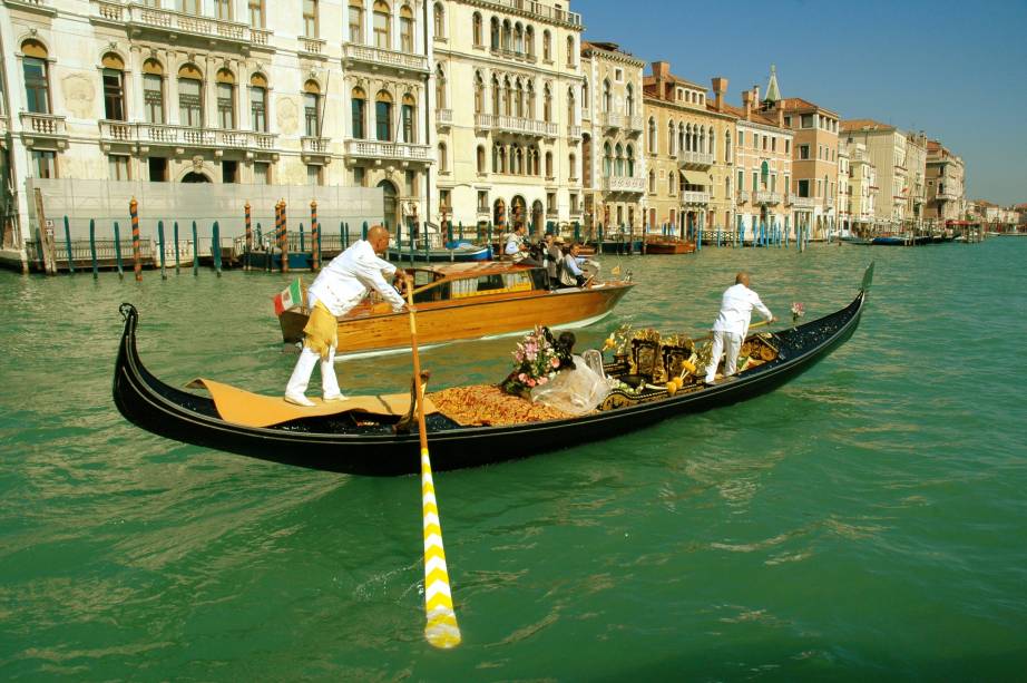 <strong>Veneza, Itália</strong>Trocar alianças em um palácio histórico, seguido de um passeio de gôndola pelos canais de <a href="https://viajeaqui.abril.com.br/cidades/italia-veneza" rel="Veneza" target="_blank"><strong>Veneza</strong></a>, não é só para astros de Hollywood, como George Clooney. O site <a href="https://www.wedding-in-venice.com/en/" rel="Wedding in Venice" target="_blank">Wedding in Venice</a> ajuda os pombinhos de todas as partes do mundo a transformarem esse desejo em realidade e celebrar a união numa cerimônia com vista para o famoso Grand Canale e a <a href="https://viajeaqui.abril.com.br/estabelecimentos/italia-veneza-atracao-ponte-rialto" rel="ponte Rialto" target="_blank">ponte Rialto</a>.