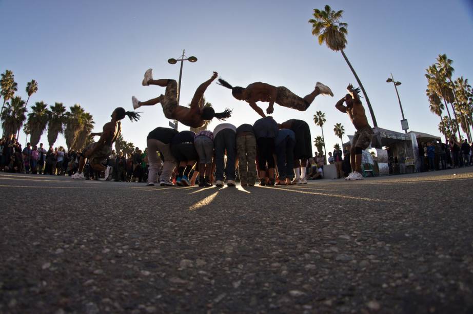Venice Beach está sempre repleta de patinadores, skatistas, artistas de ruas, performers ou gente que simplesmente está lá para se divertir