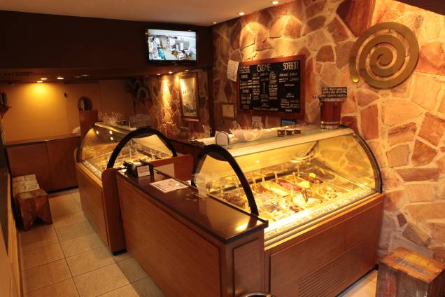 <strong>4. <a href="http://viajeaqui.abril.com.br/estabelecimentos/br-rj-rio-de-janeiro-restaurante-vero" rel="VERO" target="_self">VERO</a></strong> (500 metros)            A loja do italiano Andrea Panzacchi tem sorvetes inusitados como o de limão-siciliano com lavanda.            <em>Endereço: Rua Visconde de Pirajá, 260, loja B, Ipanema</em>