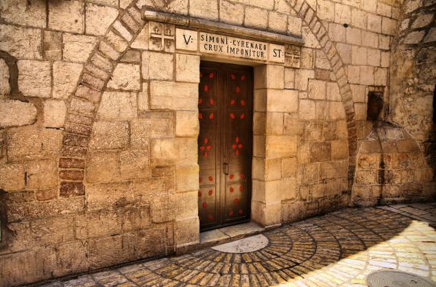 <a href="https://viajeaqui.abril.com.br/estabelecimentos/israel-jerusalem-atracao-via-dolorosa" rel="Via Dolorosa" target="_blank"><strong>Via Dolorosa</strong></a> (local sagrado para o cristianismo)Na sequência, as marcações relembram o carregamento da cruz após Cristo ter sido açoitado; a primeira queda; o encontro com Maria; a ordem dos soldados para Simão Cirineu conduzir a cruz; o encontro com Verônica, que enxuga as lágrimas de Jesus, e a segunda queda; o consolo às mulheres de Jerusalém; a terceira queda; e os momentos em que é despido, pregado à cruz, morto e dela retirado. A última estação é o Santo Sepulcro, dentro da igreja (circulação livre) <a href="https://viajeaqui.abril.com.br/estabelecimentos/israel-jerusalem-atracao-via-dolorosa" rel="Via Dolorosa" target="_blank"><strong>Via Dolorosa</strong></a> (local sagrado para o cristianismo)Na sequência, as marcações relembram o carregamento da cruz após Cristo ter sido açoitado; a primeira queda; o encontro com Maria; a ordem dos soldados para Simão Cirineu conduzir a cruz; o encontro com Verônica, que enxuga as lágrimas de Jesus, e a segunda queda; o consolo às mulheres de Jerusalém; a terceira queda; e os momentos em que é despido, pregado à cruz, morto e dela retirado. A última estação é o Santo Sepulcro, dentro da igreja (circulação livre)