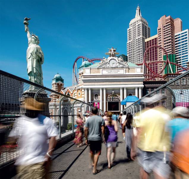  Passarela de pedestres sobre a Strip, de frente para a Big Apple do Hotel New York