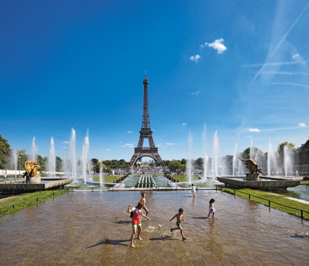 A felicidade é molhada nos Jardins du Trocadéro, onde está a Torre Eiffel