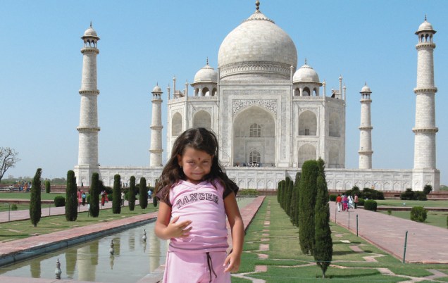 Minha mãe disse que o Taj Mahal foi feito por um príncipe para uma de suas princesas. É bonito, mas a Índia é muito quente, tem muito carro, muita mosca
