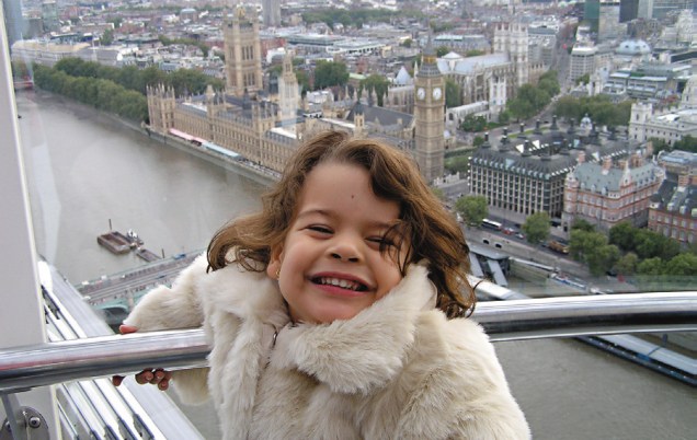 Olá, sou Maria Eduarda Ramos. Tenho 11 anos e já visitei 79 países. Tinha 2 anos quando subi nessa roda-gigante – a London Eye. Dá pra ver que eu gostei, né?