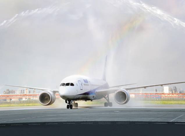 Iluminação relax, turbinas antirruído e fuselagem de caborno no Boeing da ANA, em Tóquio Iluminação relax, turbinas antirruído e fuselagem de caborno no Boeing da ANA, em Tóquio