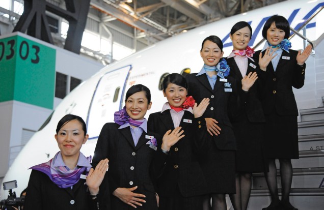 Com simpatia e muitos chocolatinhos, as comissárias japonesas dão calor humano à eficiência do Dreamliner