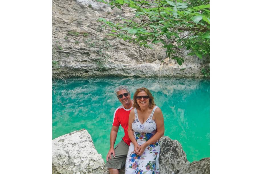 “Ficamos encantados com <strong>Fontaine de Vaucluse</strong>, na Provence. A cidade fica ao redor do rio onde os moradores fazem piquenique.” — <strong>Denis e Vera Ferro</strong>, Sao Paulo, SP “Ficamos encantados com <strong>Fontaine de Vaucluse</strong>, na Provence. A cidade fica ao redor do rio onde os moradores fazem piquenique.” — <strong>Denis e Vera Ferro</strong>, Sao Paulo, SP