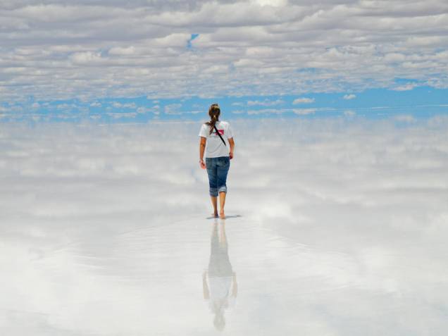 E, para fechar, uma foto de nossa leitora Juliana Alves Brungari, de Curitiba, no <a href="https://viajeaqui.abril.com.br/cidades/bolivia-uyuni">Salar de Uyuni</a>, <a href="https://viajeaqui.abril.com.br/paises/bolivia">Bolívia</a>. Não parece uma pintura de René Magritte? <a href="https://www.booking.com/searchresults.pt-br.html?aid=332455&lang=pt-br&sid=eedbe6de09e709d664615ac6f1b39a5d&sb=1&src=searchresults&src_elem=sb&error_url=https%3A%2F%2Fwww.booking.com%2Fsearchresults.pt-br.html%3Faid%3D332455%3Bsid%3Deedbe6de09e709d664615ac6f1b39a5d%3Bclass_interval%3D1%3Bdest_id%3D5235%3Bdest_type%3Dregion%3Bdtdisc%3D0%3Bfrom_sf%3D1%3Bgroup_adults%3D2%3Bgroup_children%3D0%3Binac%3D0%3Bindex_postcard%3D0%3Blabel_click%3Dundef%3Bno_rooms%3D1%3Boffset%3D0%3Bpostcard%3D0%3Braw_dest_type%3Dregion%3Broom1%3DA%252CA%3Bsb_price_type%3Dtotal%3Bsearch_selected%3D1%3Bsrc%3Dsearchresults%3Bsrc_elem%3Dsb%3Bss%3DChapada%2520Diamantina%252C%2520%25E2%2580%258BBrasil%3Bss_all%3D0%3Bss_raw%3DChapada%2520Diamantina%3Bssb%3Dempty%3Bsshis%3D0%3Bssne_untouched%3DBahia%26%3B&ss=Bol%C3%ADvia&ssne=Chapada+Diamantina&ssne_untouched=Chapada+Diamantina&checkin_monthday=&checkin_month=&checkin_year=&checkout_monthday=&checkout_month=&checkout_year=&no_rooms=1&group_adults=2&group_children=0&highlighted_hotels=&from_sf=1&ss_raw=Bol%C3%ADvia&ac_position=0&ac_langcode=xb&dest_id=26&dest_type=country&search_pageview_id=440678934bd402a1&search_selected=true&search_pageview_id=440678934bd402a1&ac_suggestion_list_length=5&ac_suggestion_theme_list_length=0" target="_blank" rel="noopener"><em>Busque hospedagens na Bolívia no Booking.com</em></a> E, para fechar, uma foto de nossa leitora Juliana Alves Brungari, de Curitiba, no <a href="https://viajeaqui.abril.com.br/cidades/bolivia-uyuni">Salar de Uyuni</a>, <a href="https://viajeaqui.abril.com.br/paises/bolivia">Bolívia</a>. Não parece uma pintura de René Magritte? <a href="https://www.booking.com/searchresults.pt-br.html?aid=332455&lang=pt-br&sid=eedbe6de09e709d664615ac6f1b39a5d&sb=1&src=searchresults&src_elem=sb&error_url=https%3A%2F%2Fwww.booking.com%2Fsearchresults.pt-br.html%3Faid%3D332455%3Bsid%3Deedbe6de09e709d664615ac6f1b39a5d%3Bclass_interval%3D1%3Bdest_id%3D5235%3Bdest_type%3Dregion%3Bdtdisc%3D0%3Bfrom_sf%3D1%3Bgroup_adults%3D2%3Bgroup_children%3D0%3Binac%3D0%3Bindex_postcard%3D0%3Blabel_click%3Dundef%3Bno_rooms%3D1%3Boffset%3D0%3Bpostcard%3D0%3Braw_dest_type%3Dregion%3Broom1%3DA%252CA%3Bsb_price_type%3Dtotal%3Bsearch_selected%3D1%3Bsrc%3Dsearchresults%3Bsrc_elem%3Dsb%3Bss%3DChapada%2520Diamantina%252C%2520%25E2%2580%258BBrasil%3Bss_all%3D0%3Bss_raw%3DChapada%2520Diamantina%3Bssb%3Dempty%3Bsshis%3D0%3Bssne_untouched%3DBahia%26%3B&ss=Bol%C3%ADvia&ssne=Chapada+Diamantina&ssne_untouched=Chapada+Diamantina&checkin_monthday=&checkin_month=&checkin_year=&checkout_monthday=&checkout_month=&checkout_year=&no_rooms=1&group_adults=2&group_children=0&highlighted_hotels=&from_sf=1&ss_raw=Bol%C3%ADvia&ac_position=0&ac_langcode=xb&dest_id=26&dest_type=country&search_pageview_id=440678934bd402a1&search_selected=true&search_pageview_id=440678934bd402a1&ac_suggestion_list_length=5&ac_suggestion_theme_list_length=0" target="_blank" rel="noopener"><em>Busque hospedagens na Bolívia no Booking.com</em></a>