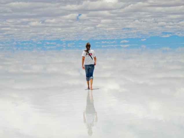 “Chovia bem no <strong>Salar do Uyuni</strong>, na Bolívia, e a superfície de sal ficava coberta com uma fina camada de água, dando esse efeito de espelho maravilhoso. Foi como andar sobre as nuvens.” — <strong>Juliana Alves Brungari</strong>, Curitiba, PR