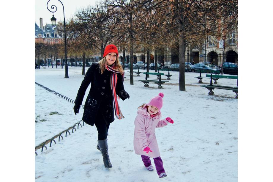 “Em Paris, eu e a mamãe adoramos correr na neve na Place des Vosges. Foi demais ver a cidade toda branquinha.” — Joana Knabben Brogni, Florianópolis, SC