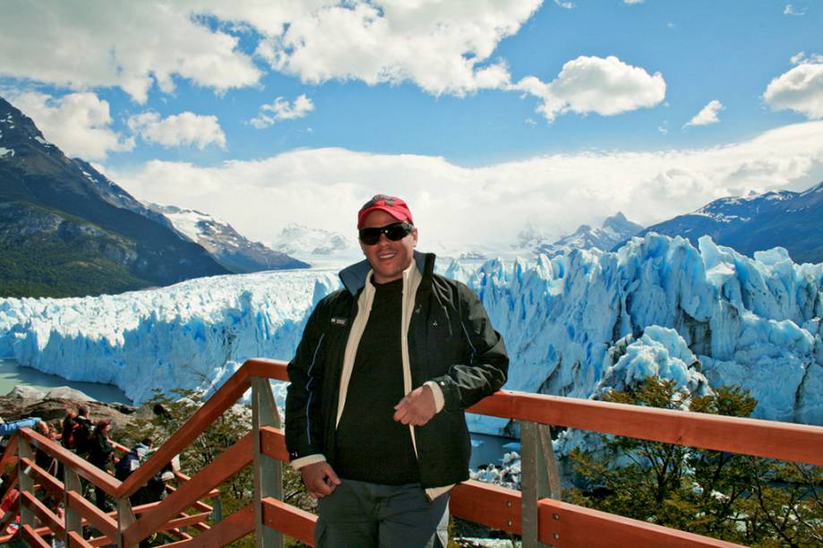 “Atrás de mim está o imponente, sólido, imenso Glaciar Perito Moreno, que fica em El Calafate, na Argentina.” — <strong>Bruno Lima</strong>, Natal, RN