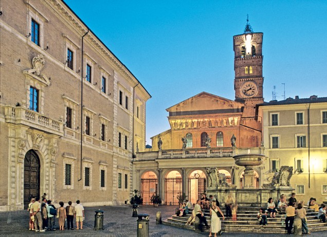 Na <em>piazza</em> que leva seu nome, a <strong>Basílica Santa Maria in Trastevere</strong>, uma das mais antigas da cidade, foi a primeira em Roma a homenagear a Virgem Maria, ainda no século 3. A igreja é uma das principais construções históricas do bairro de Trastevere