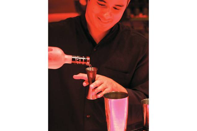 O barman Diego Barcellos, do Mr. Lam O barman Diego Barcellos, do Mr. Lam