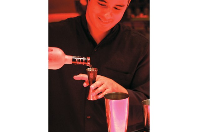 O barman Diego Barcellos, do Mr. Lam